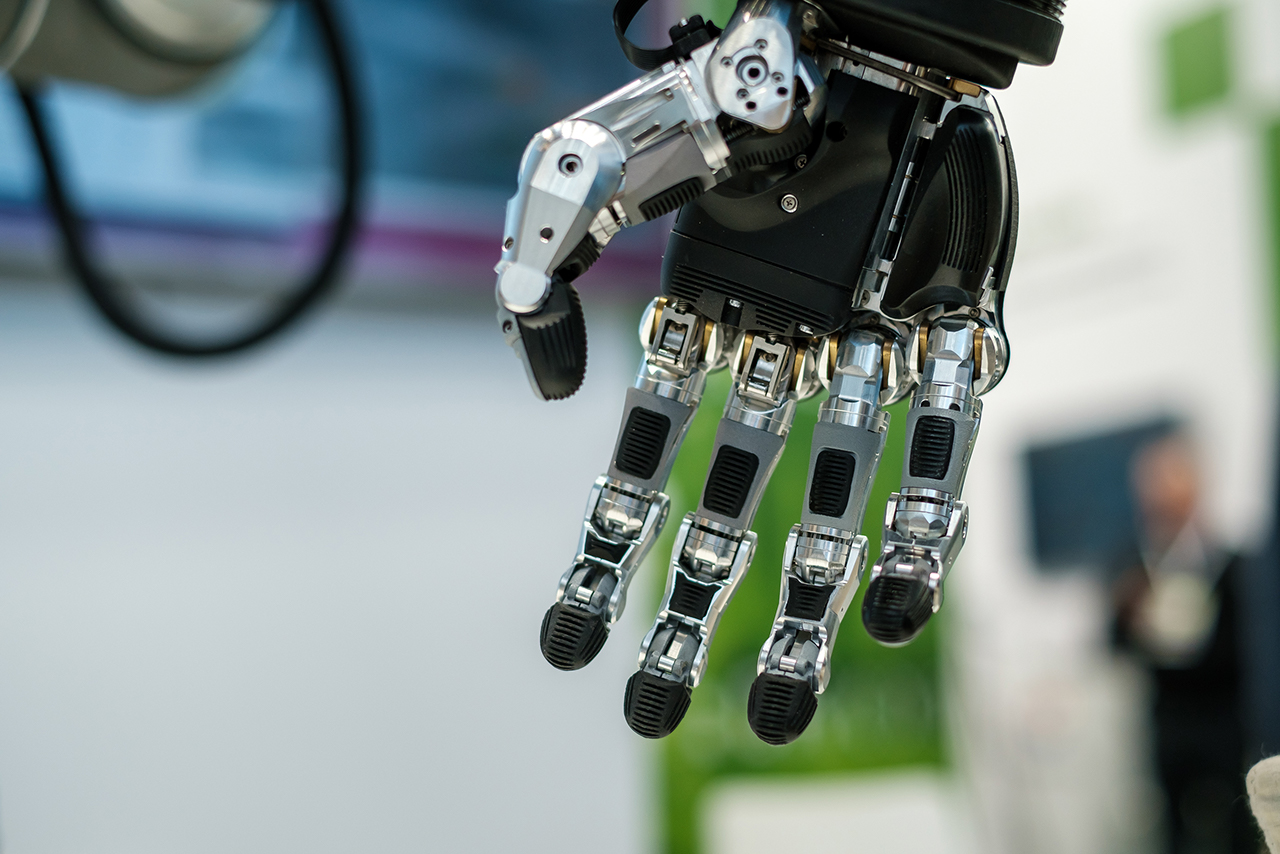 Artificial metal and plastic robotic hand
