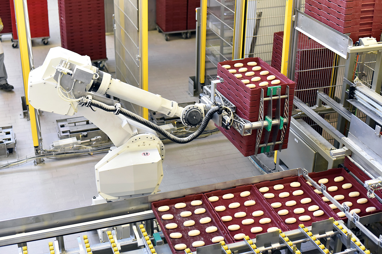 Production robot in a large bakery - Automation in the food industry // Fertigungsroboter in einer Großbäckerei