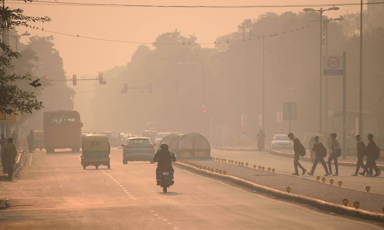 People walking in the streets of Delhi amidst smog