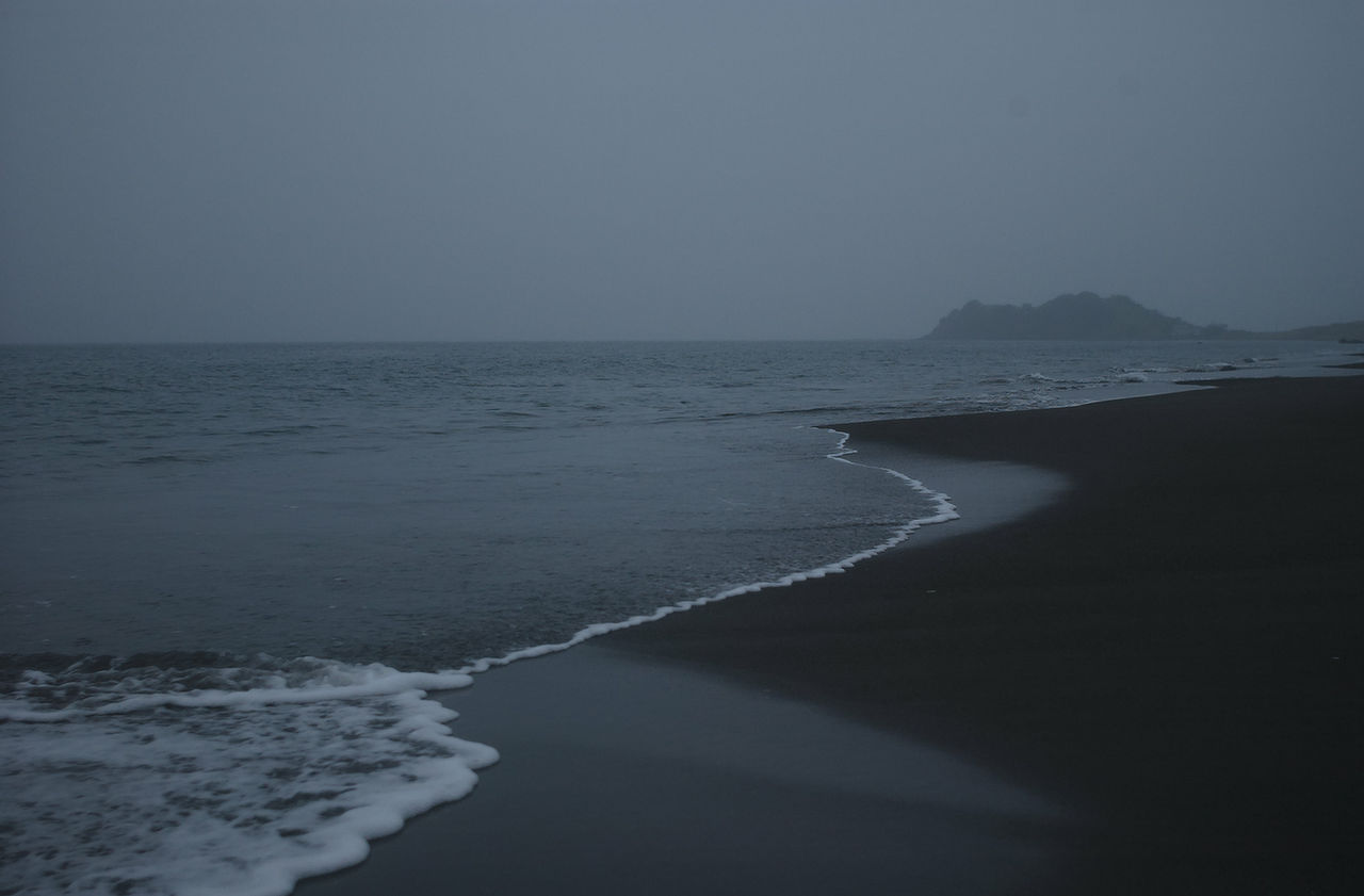 どんよりとした朝の海